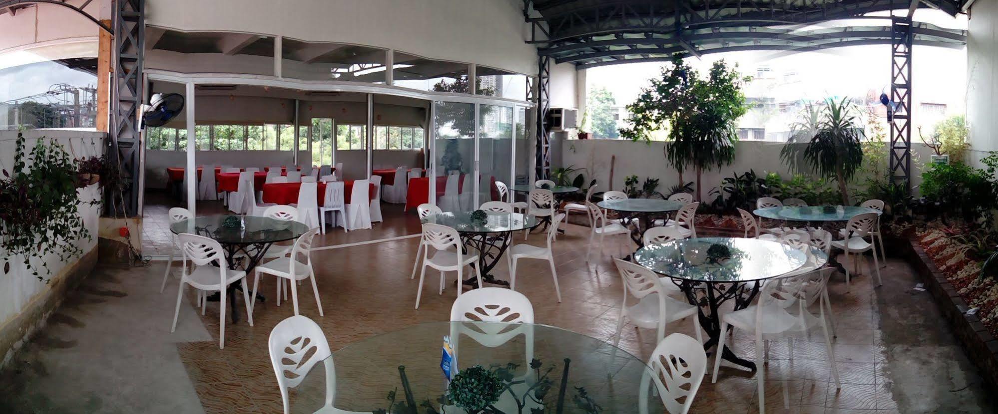 The Center Suites Cebu Zewnętrze zdjęcie